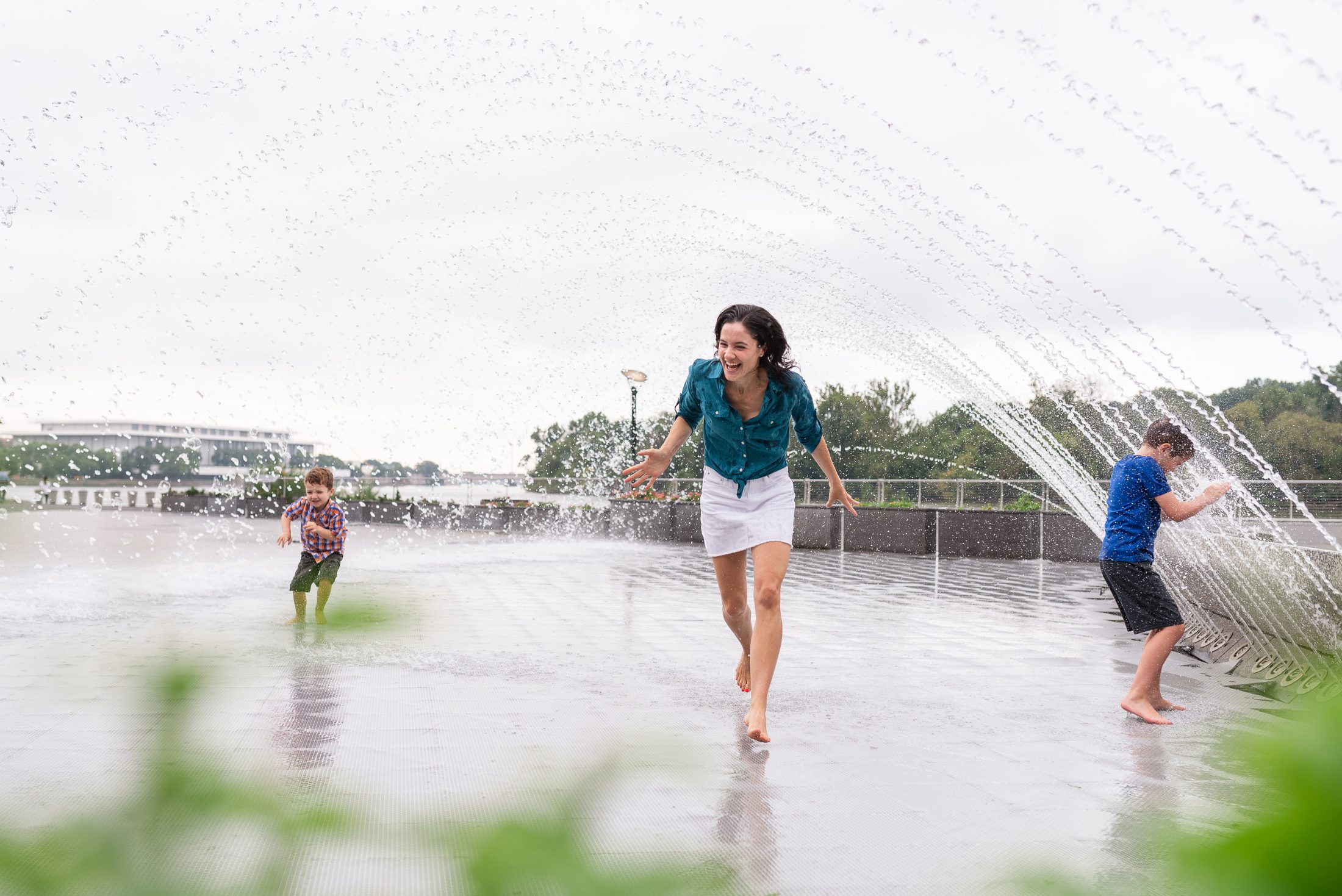 DC widow blog writer Marjorie Brimley plays in fountain with her two sons